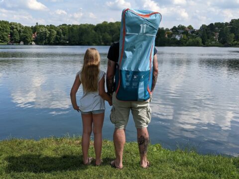 Stand Up Paddling von Papa und Tochter