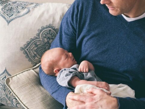 papa-haelt-schlafendes-baby-im-arm