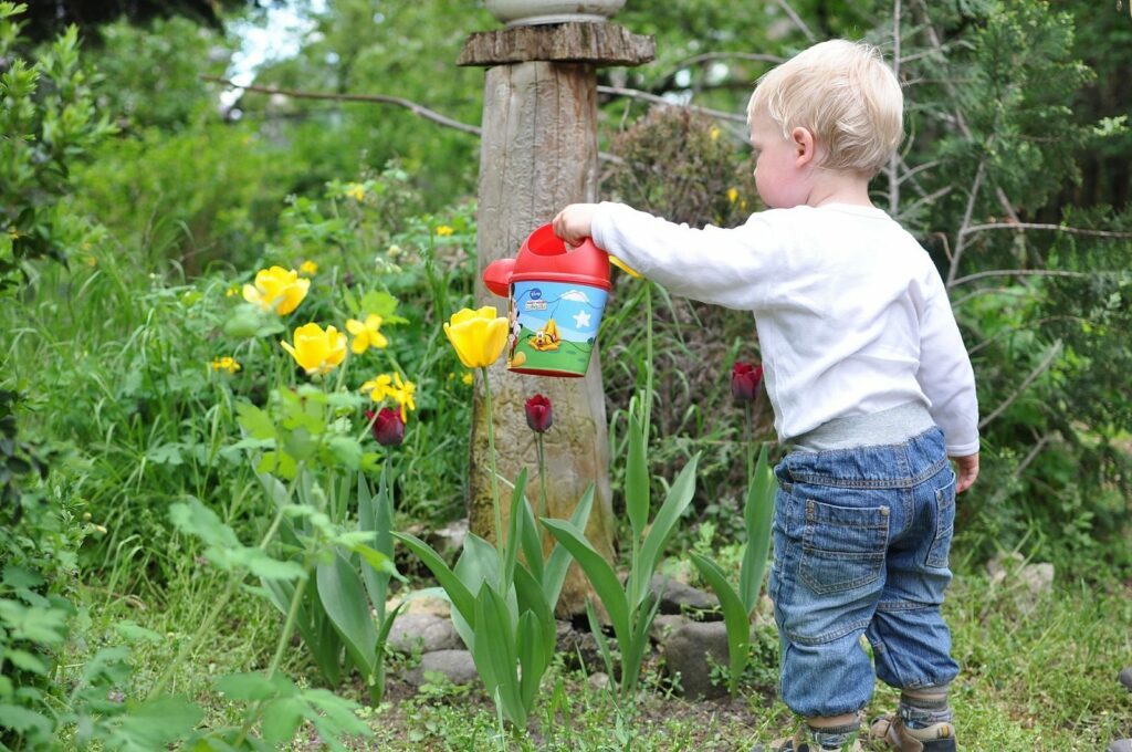 Einen Garten kinderfreundlich gestalten ist einfach, wenn man ein paar Dinge beachtet.