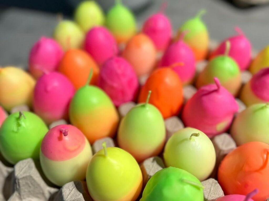 Unser Oster-Basteltipp von Nina Bott: mit Wachs gefärbte Ei-Kerzen