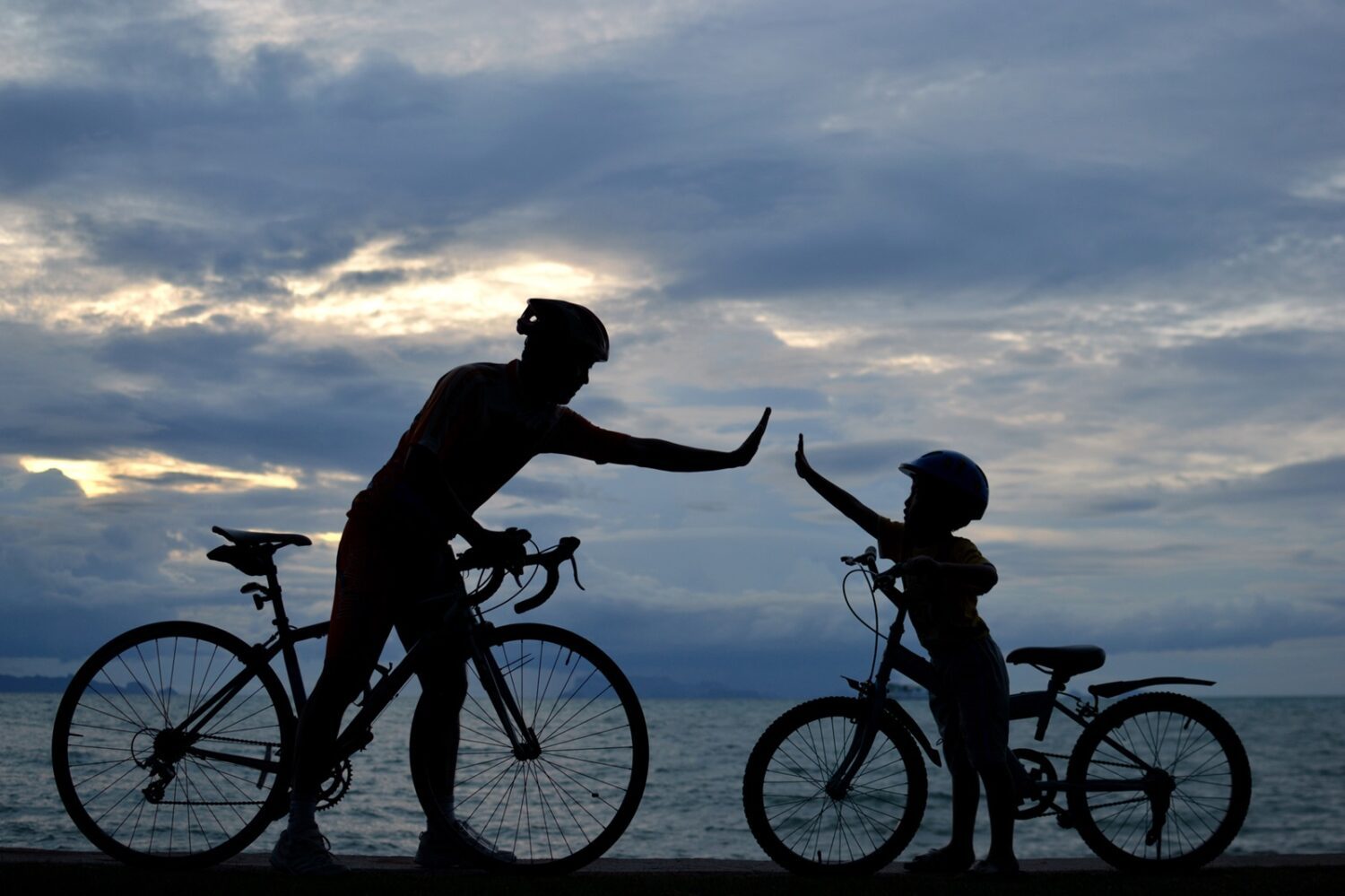 Eltern sollten auch auf dem Fahrrad ein Vorbild für Kinder sein