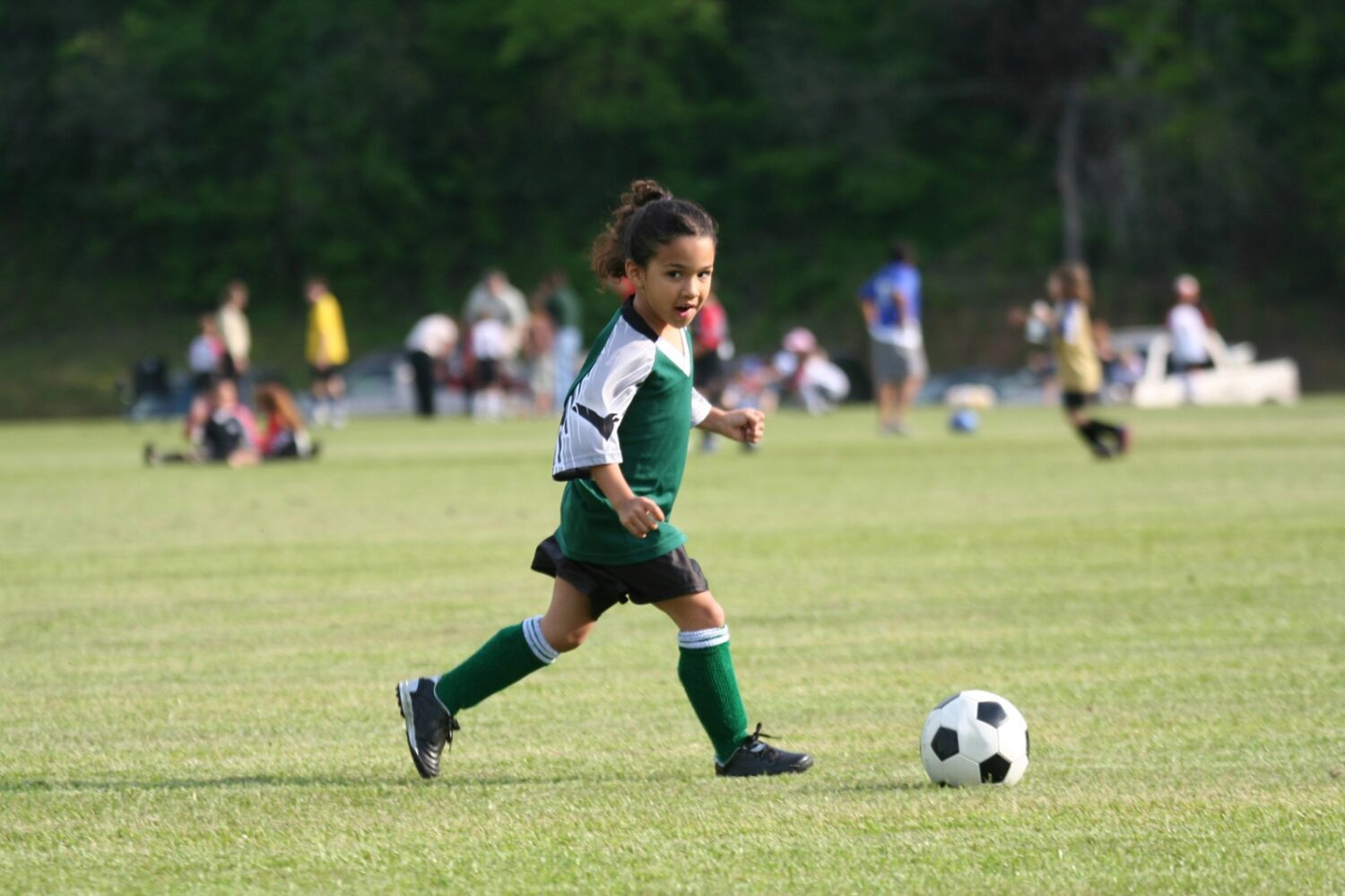 Viele Mädchen finden Spaß am Fußball - die Papas freuen sich