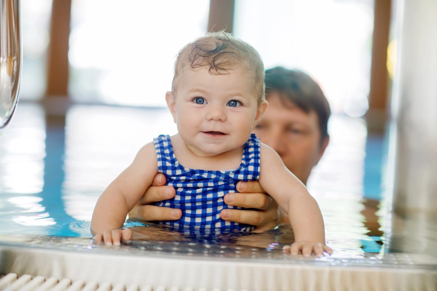 Kurse zum Schwimmen mit Baby ist eine tolle Möglichkeit für Väter und Kinder
