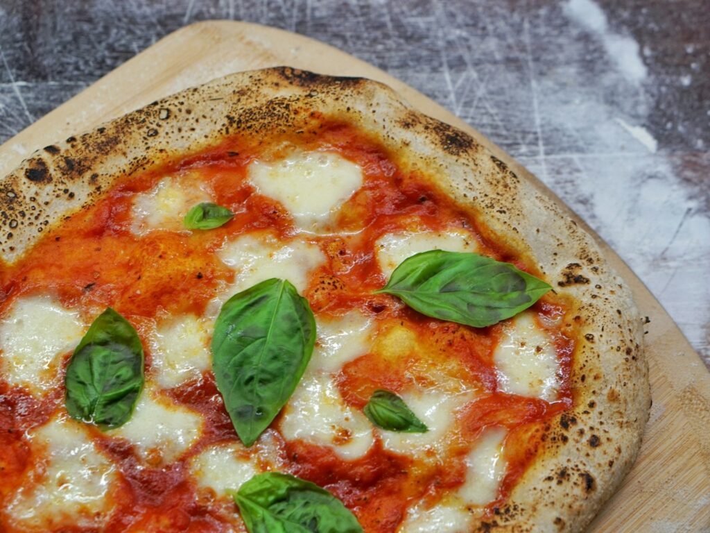 Die Pizza Margherita ist ein Klassiker der Familienküche