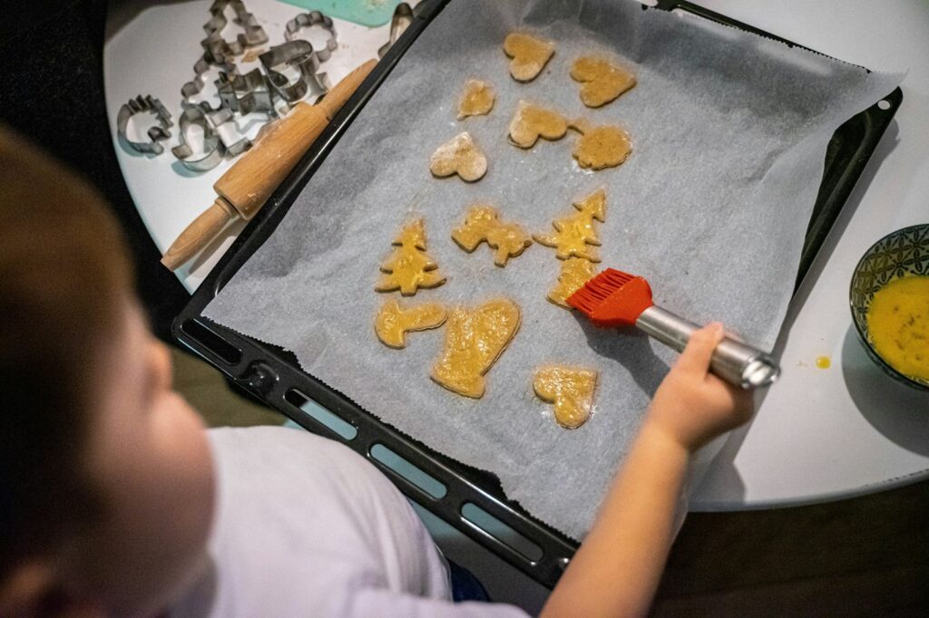 Plätzchen backen ist das beliebteste DIY-Projekt für Kinder im Advent