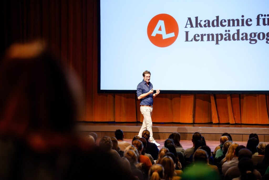 Juergen Moeller Akademie fuer Lernpaedagogik 18.11.24 Balingen Nicklas Walther Fotografie 43