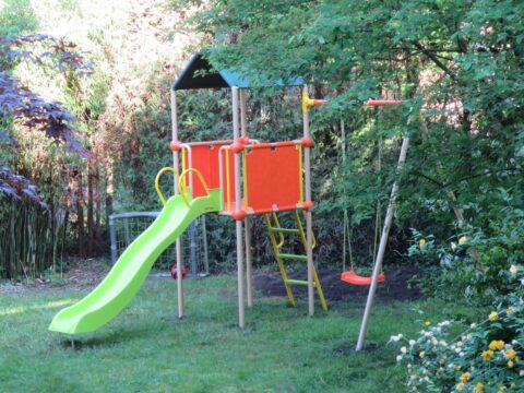 Spielgeräte im Garten müssen sicher aufgestellt werden